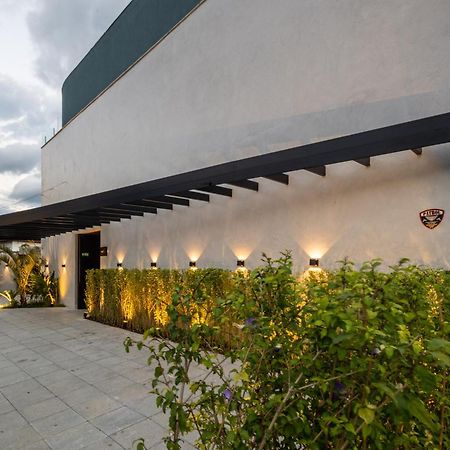 Duke Beach Hotel Маресиас Экстерьер фото