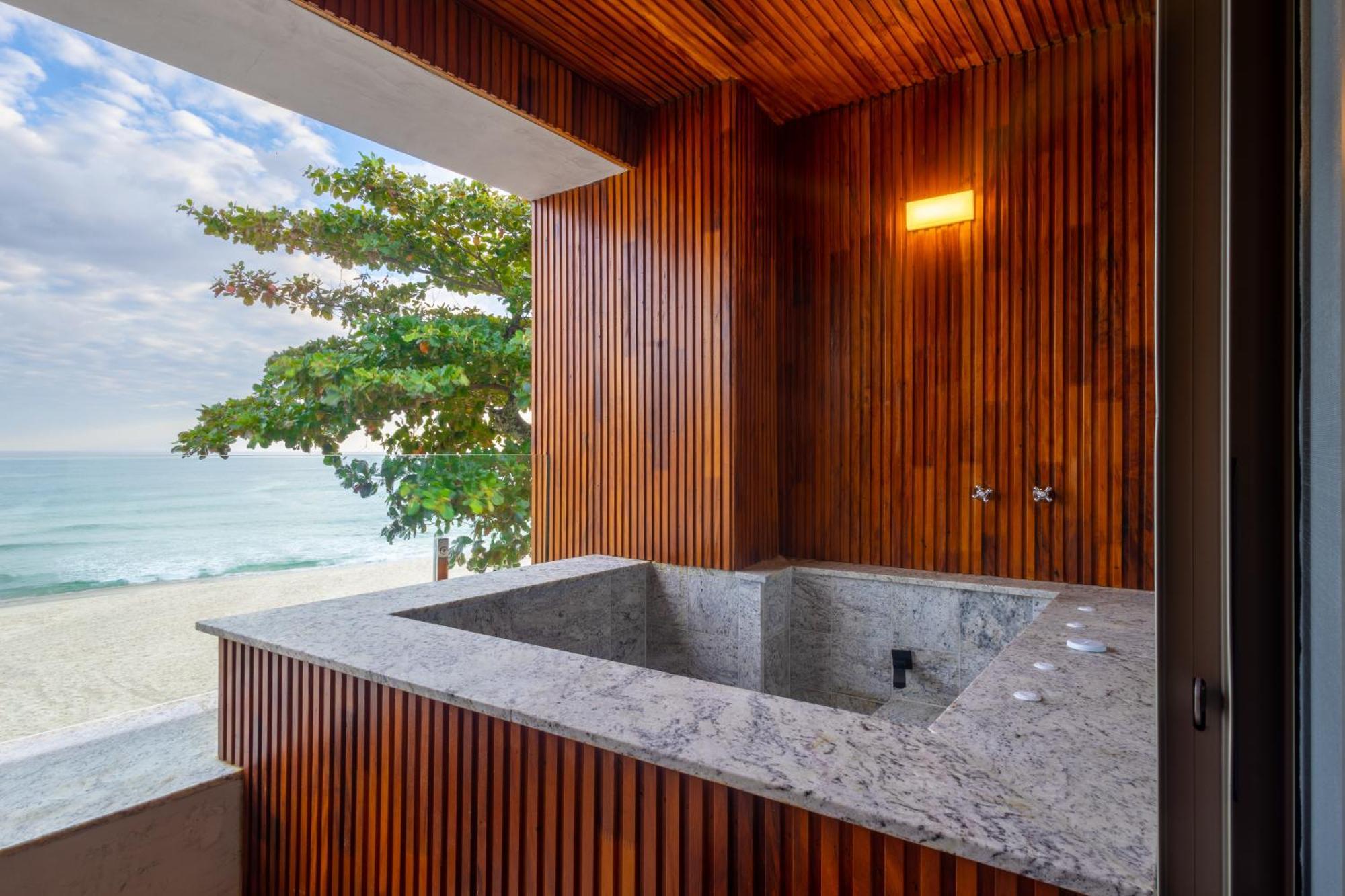 Duke Beach Hotel Маресиас Экстерьер фото