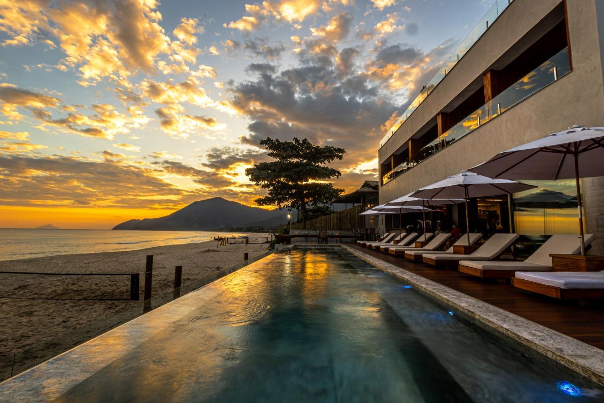 Duke Beach Hotel Маресиас Экстерьер фото