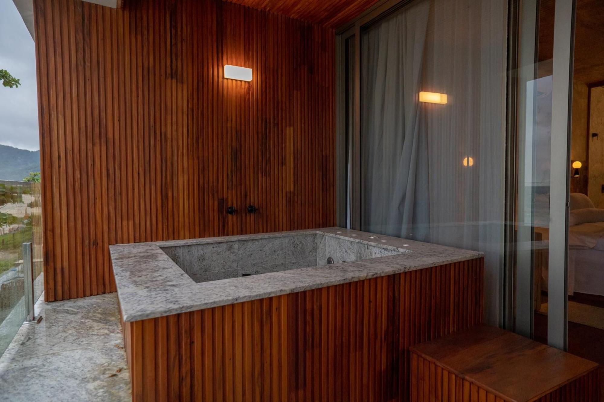 Duke Beach Hotel Маресиас Экстерьер фото
